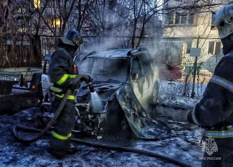 Рано утром в центре Благовещенска сгорел припаркованный автомобиль