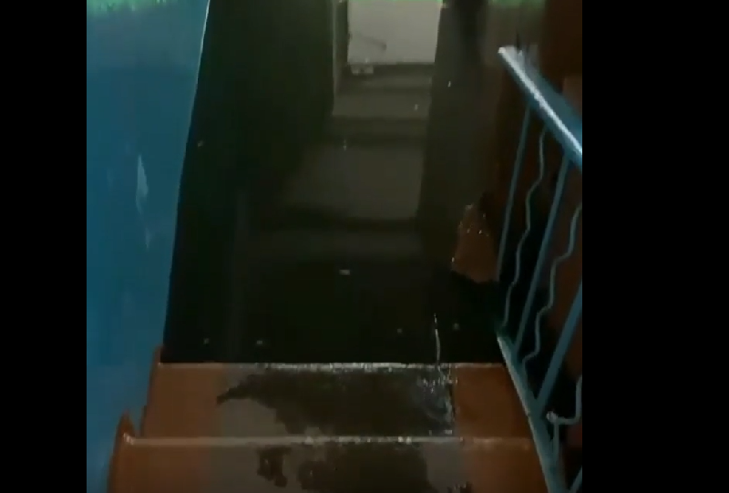 В Благовещенске после дождя затопило подъезды жилых домов - 2x2.su