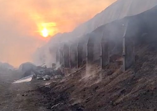 Пожар на арочном складе в Михайловском районе уничтожил 380 тонн зерна
