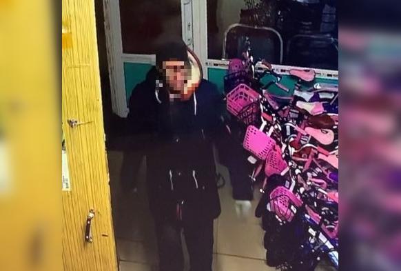 Продавцов в Шимановске напугал мужчина, угрожающий молотком и требующий денег