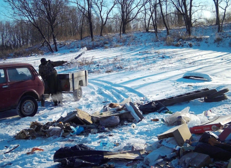 В Свободненском районе фотоловушка поймала нарушителя, который выбросил в лесу гору строительного мусора