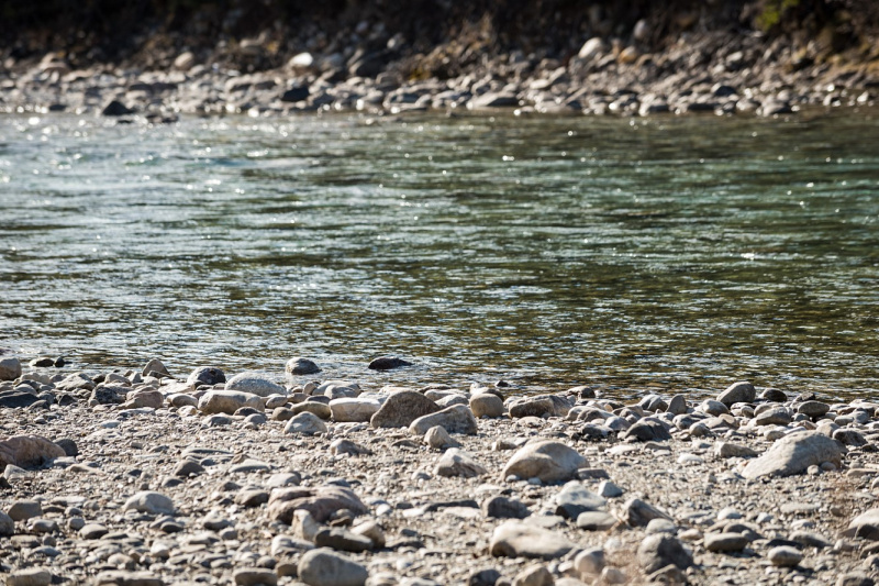 В Тынде в реку упал автомобиль с двумя людьми: один из них утонул