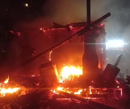 В Новокиевском Увале загорелся жилой дом с матерью и тремя детьми внутри