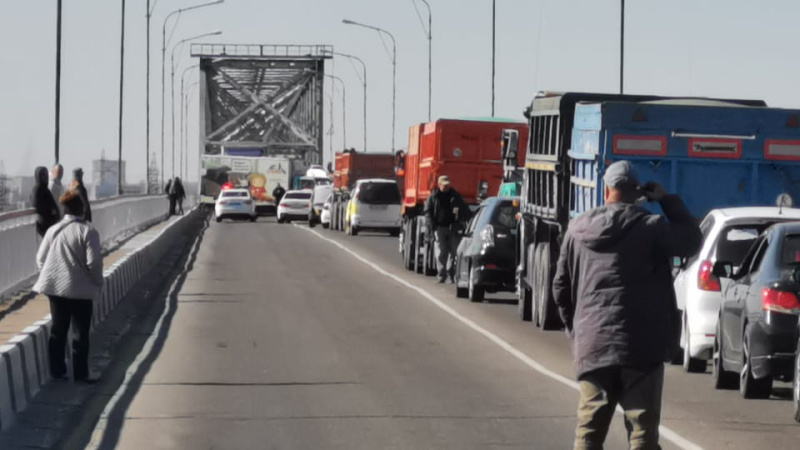 В Благовещенске на зейском мосту образовалась гигантская пробка из-за сбитого велосипедиста