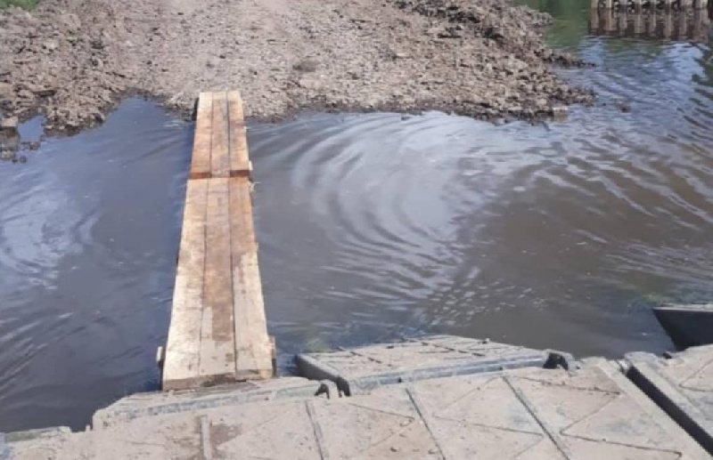 Жители села в Шимановском районе вынуждены переходить через озеро по доскам  - 2x2.su