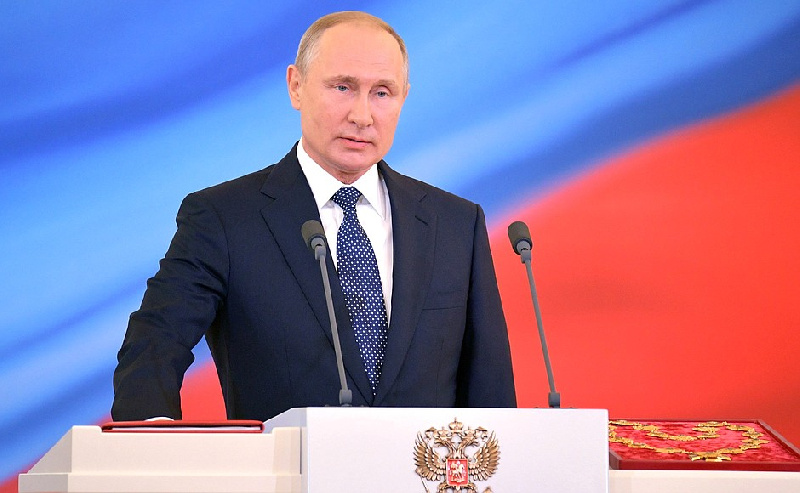 Для инаугурации Владимира Путина изготовили особый экземпляр Конституции РФ