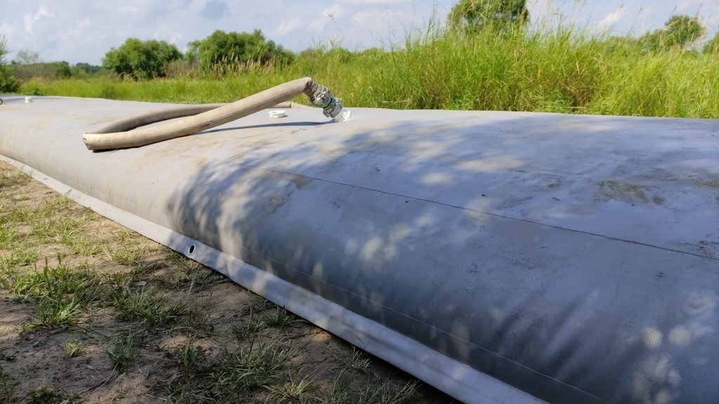 В Белогорске для защиты от наводнения установили водоналивные дамбы 