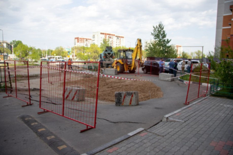 Провал возле дома на Игнатьевском шоссе в Благовещенске засыпали по требованию прокуратуры