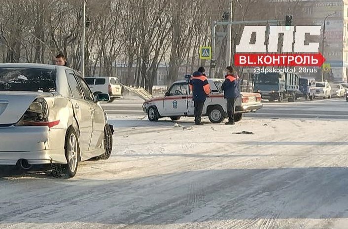 В Благовещенске при столкновении иномарки и автомобиля МЧС пострадали два человека