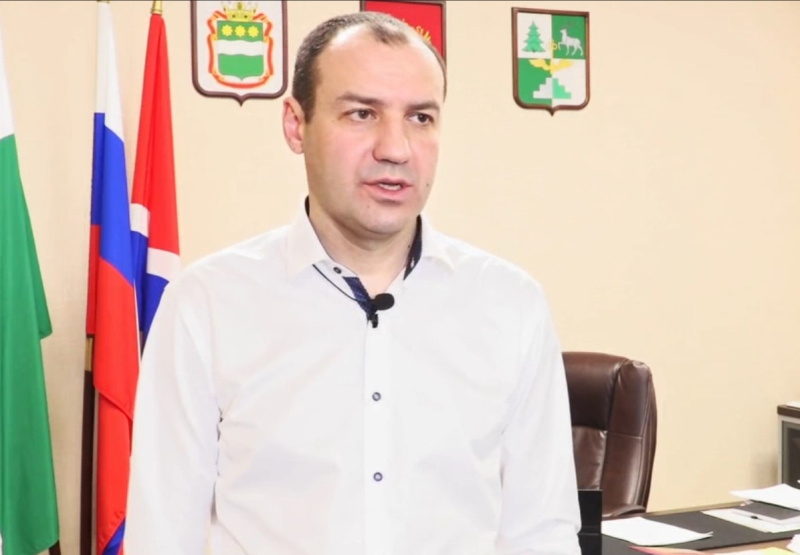 Мэр Тынды отреагировал на резонансное видео с ребёнком-инвалидом, ползущим в школу по гнилым доскам