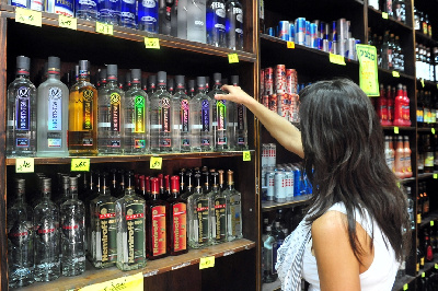 Приамурье поддержало идею продавать алкоголь с 21 года - 2x2.su
