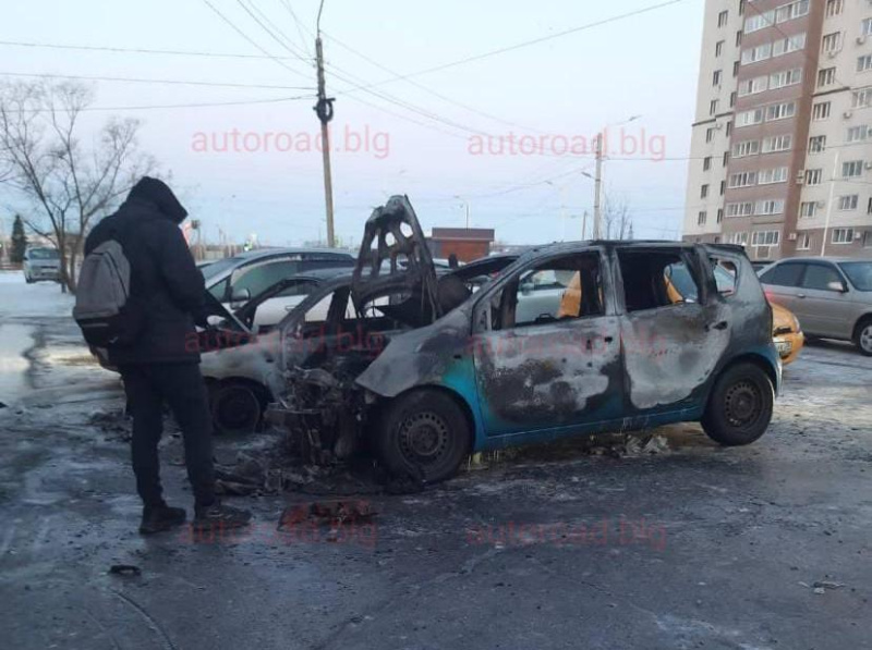Ночью в Благовещенске в районе медколледжа загорелись два автомобиля