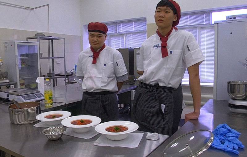 В Благовещенске российские и китайские студенты устроили поединок по приготовлению борща