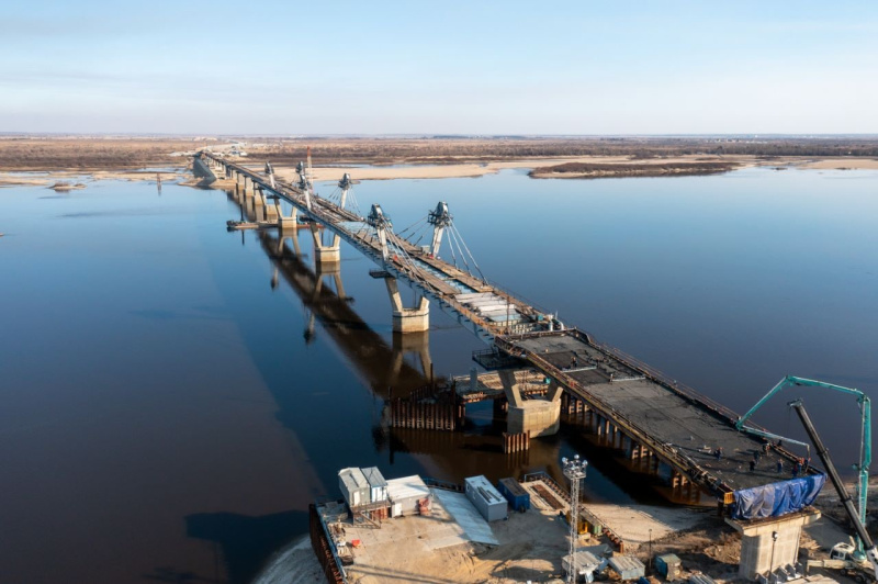 В Благовещенске на новом мосту через Зею начали укладывать плиты проезжей части