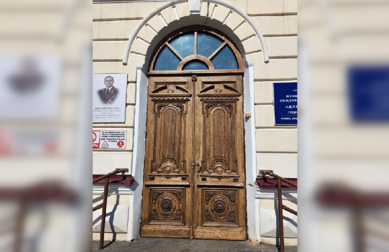 Алексеевской гимназии в Благовещенске вернули «старинные» деревянные двери - 2x2.su