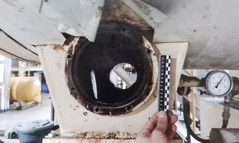 В Белогорске рабочий лишился руки, настраивая станок 