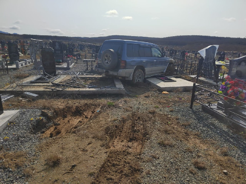 На Сахалине неадекватный водитель разгромил кладбище и бегал голым по могилам 