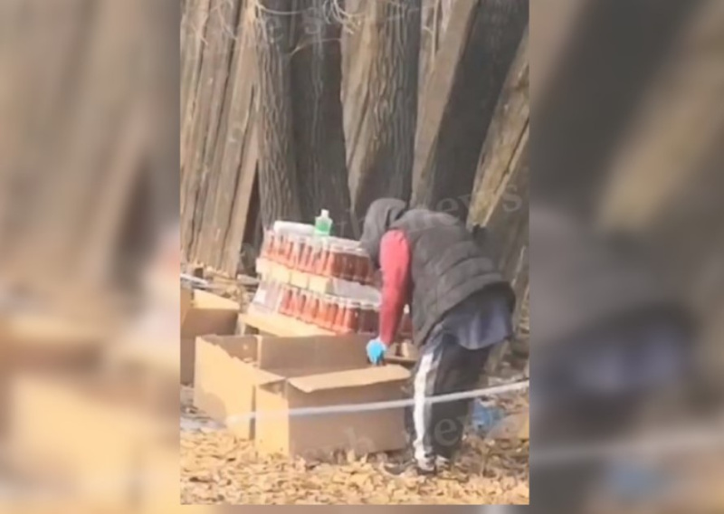 В Свободном сняли на видео сотрудников магазина, которые стирали сроки годности с партии кетчупа