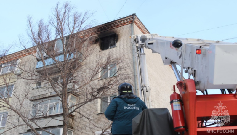 Пожилую благовещенку с ожогами после пожара доставили в больницу 