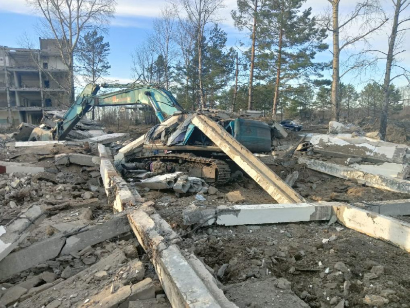 В Райчихинске при сносе здания погиб водитель экскаватора, машину придавило плитой 