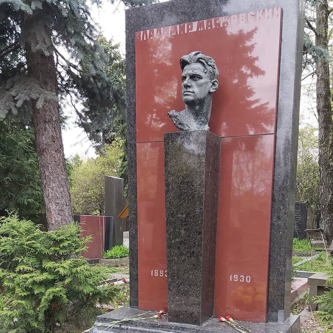 Могилы поэтов и писателей на Новодевичьем кладбище