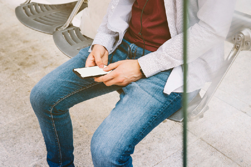 Группа амурчан с найденного на улице телефона перевела себе на счет 300 тыс. рублей - 2x2.su