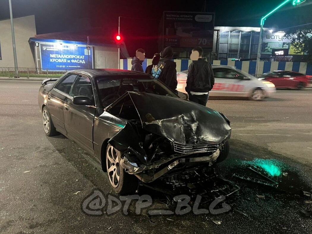 В Благовещенске ночью произошла авария, от удара автомобиль вылетел на  обочину | 28.08.2022 | Благовещенск - БезФормата