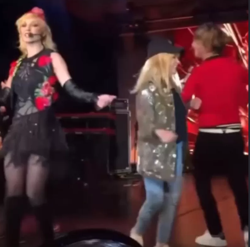 СМИ: Алла Пугачёва с трудом смогла станцевать на концерте дочери - 2x2.su картинка 3