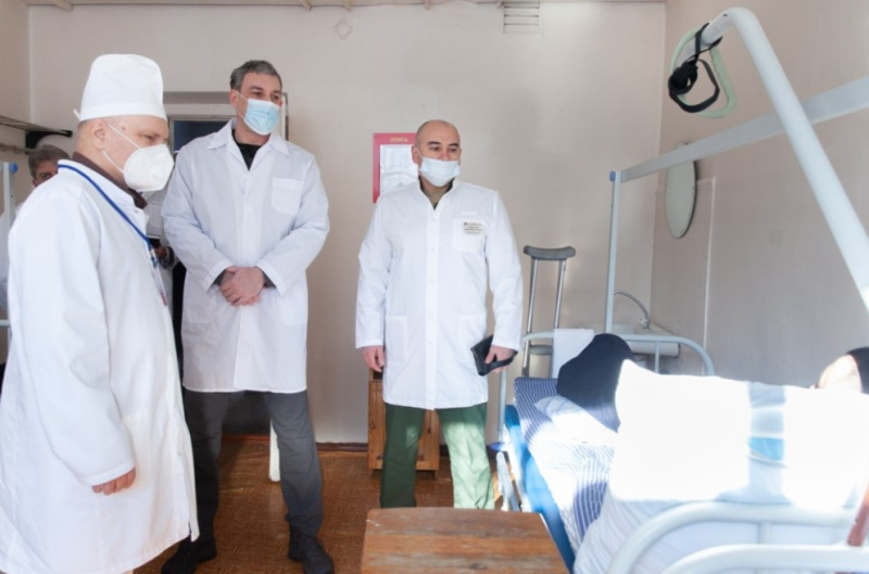 «Готовы вернуться в строй»: Василий Орлов навестил раненых бойцов СВО  - 2x2.su