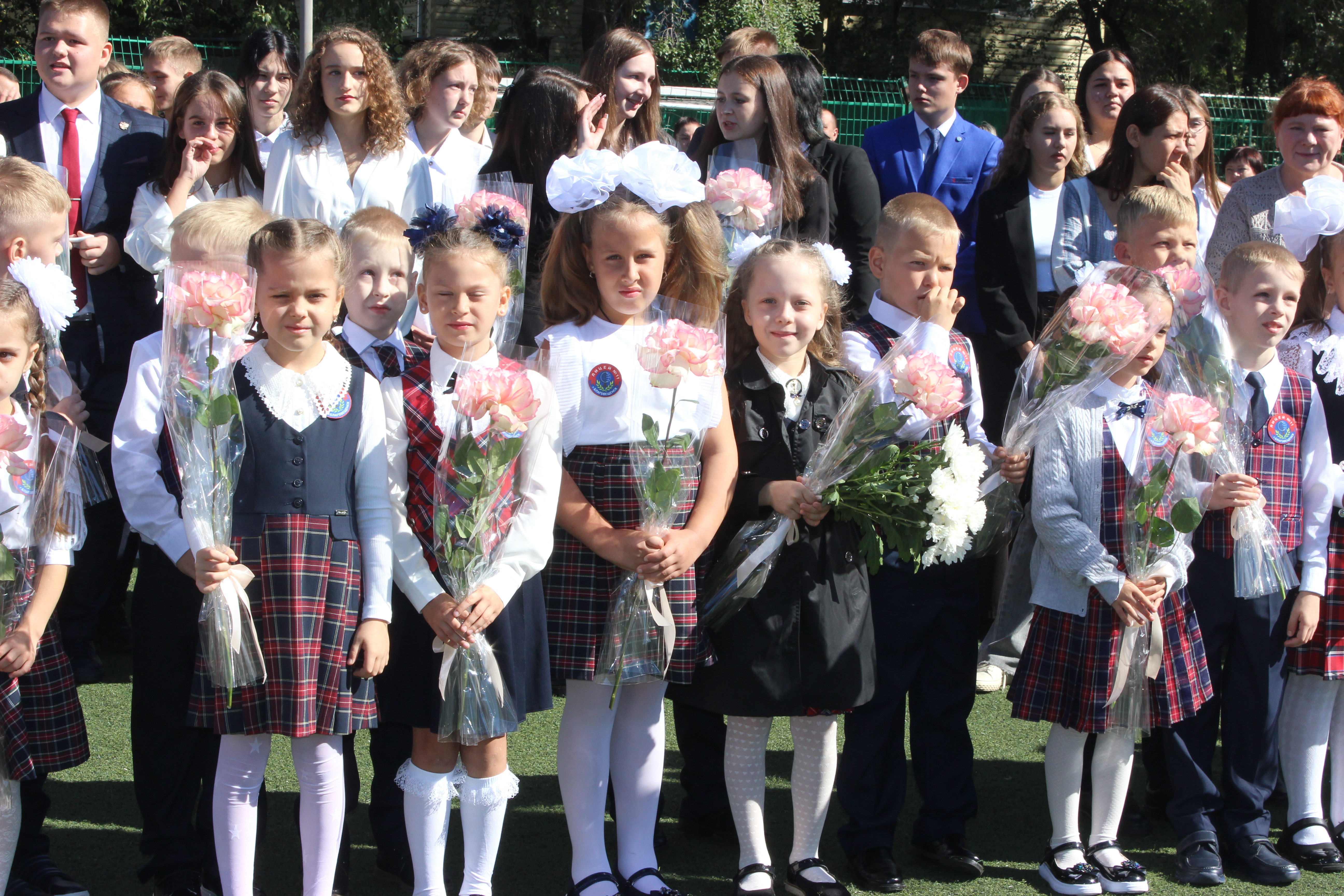 В благовещенских школах прошли праздничные линейки в честь Дня знаний  - 2x2.su картинка 15