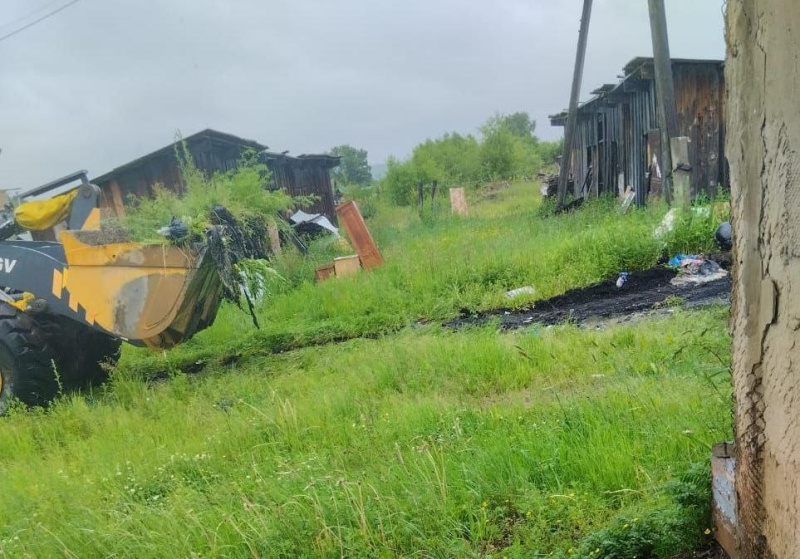 В Сковородине после вмешательства прокуратуры убрали свалку возле жилого дома