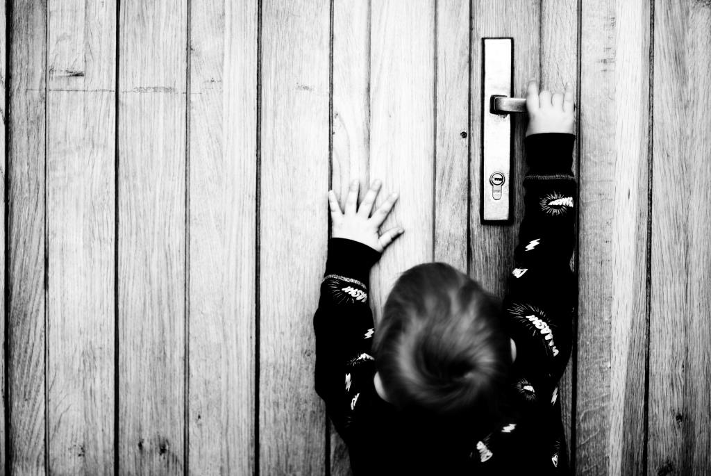 Мама про дверь. Boy Opening the Door.