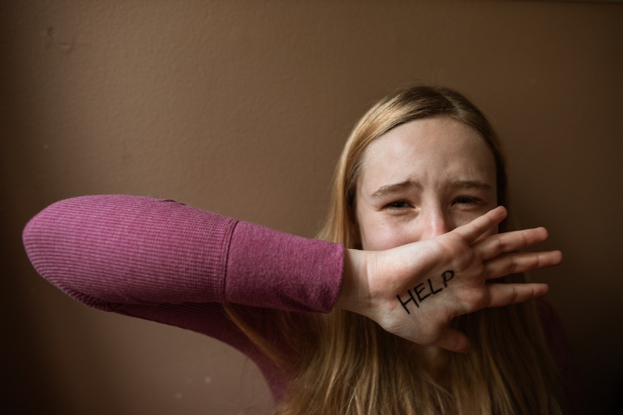 «Мама даже не плакала»: три истории домашнего насилия