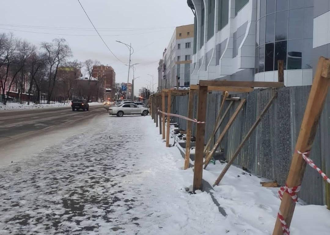 В Благовещенске перекрёсток остался без тротуара из-за строительства торгового центра - 2x2.su картинка 2