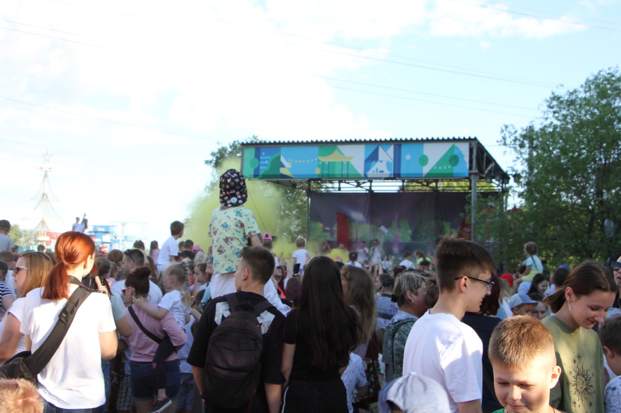 В Благовещенске прошёл яркий фестиваль красок Холи - 2x2.su картинка 12