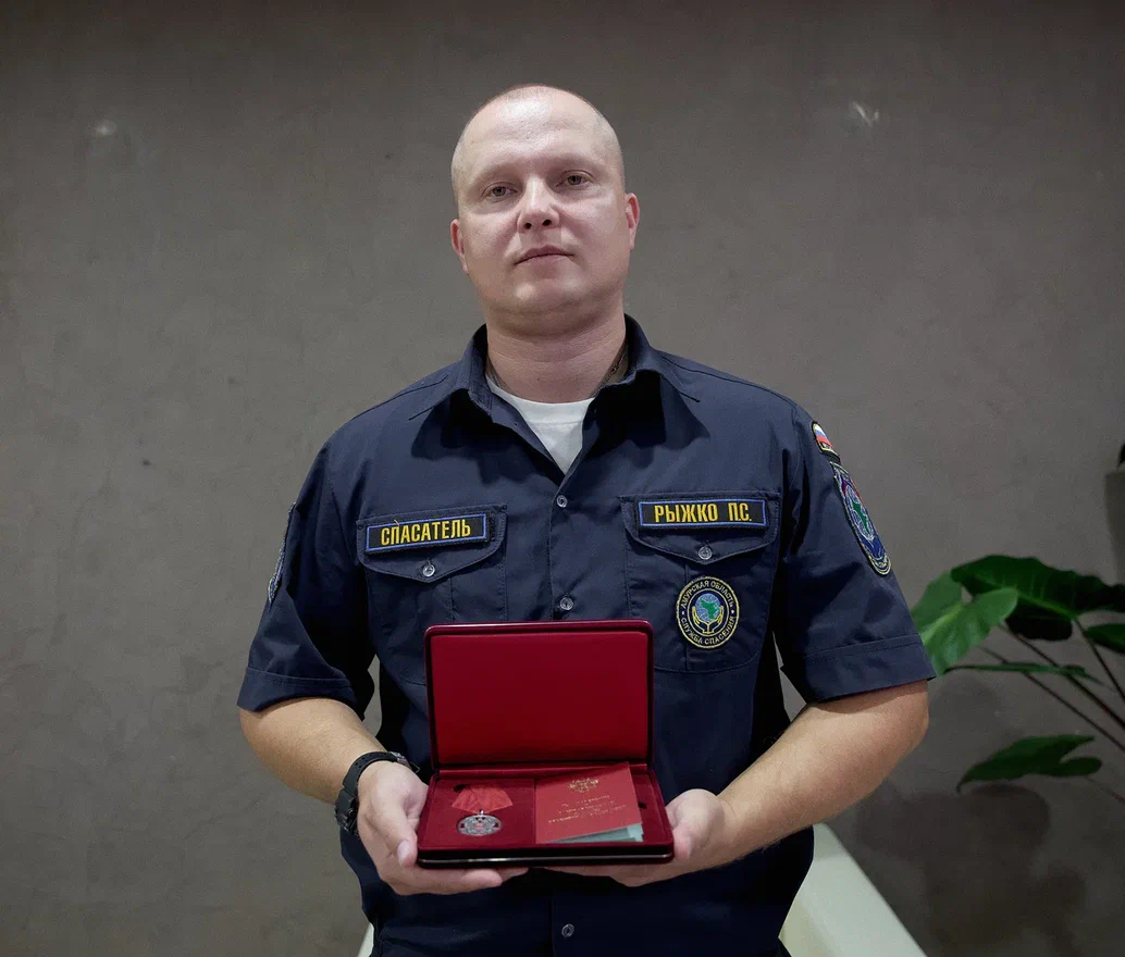 Юрий Трутнев наградил спасателей, защитивших амурчан от паводка, и многодетную семью - 2x2.su картинка 3