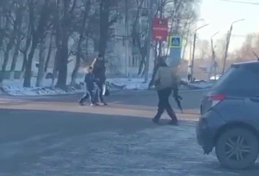 Жителей Прогресса напугал мужчина, разгуливающий по улицам с автоматом - 2x2.su