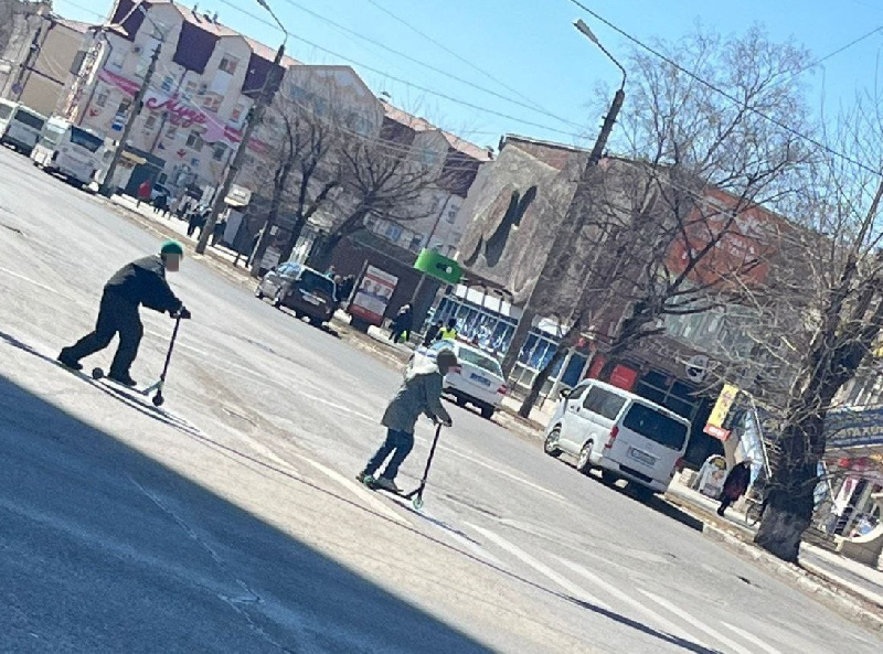 В Приамурье дети бросаются под колёса и ездят по дорогам на самокатах