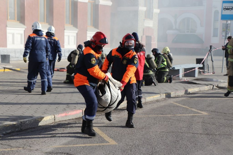 В Благовещенске спасатели тренировались ликвидировать последствия ракетного удара по ж/д вокзалу - 2x2.su
