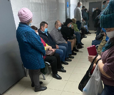 «Люди падают в обморок»: благовещенцы по 7 часов стоят в очередях в поликлиниках - 2x2.su