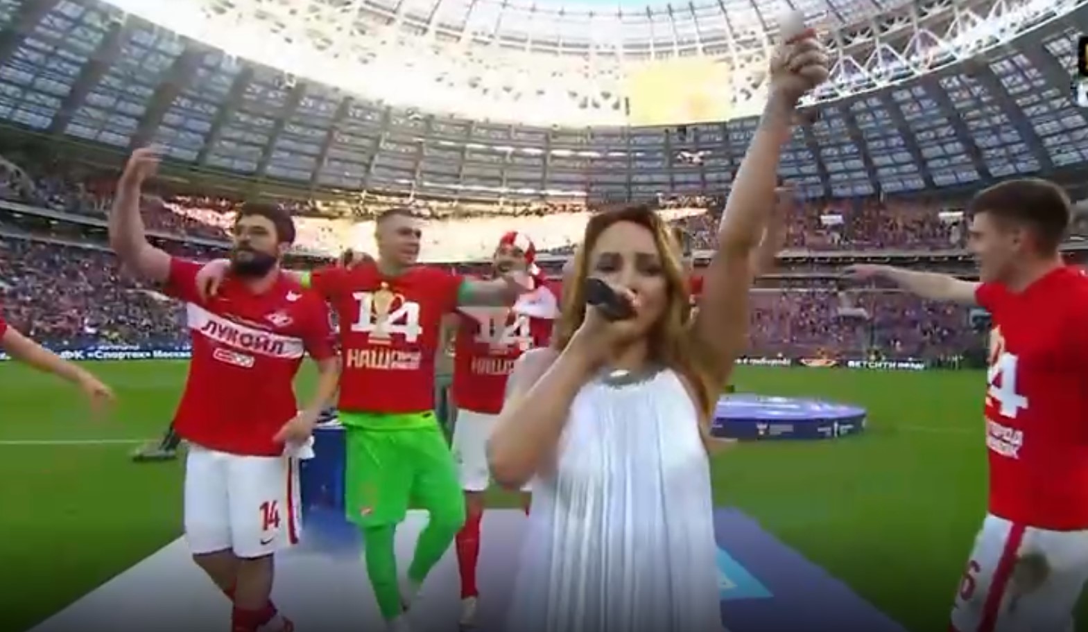 Певица МакSим на Кубке России спела с 70-тысячной толпой «Знаешь ли ты», видео с хитом взорвало Сеть