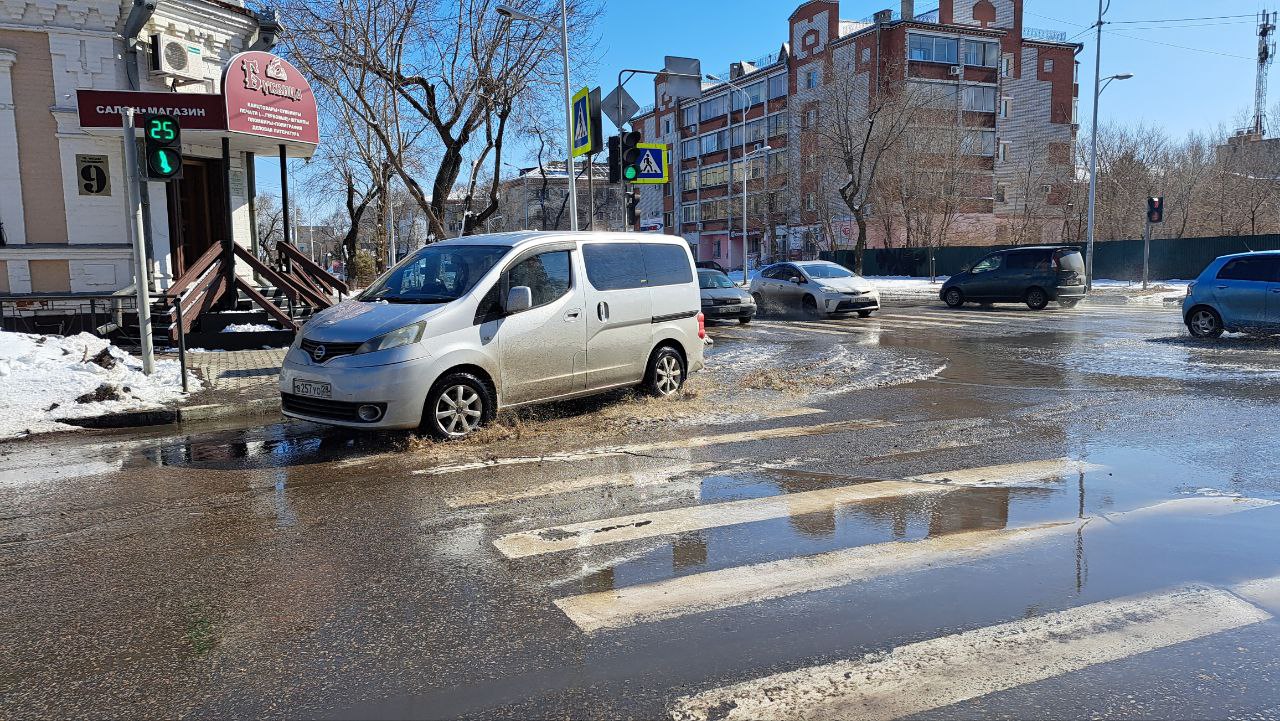 Дорогу не перейдёшь»: жителей Благовещенска возмутили неубранный снег и лужи  на дорогах