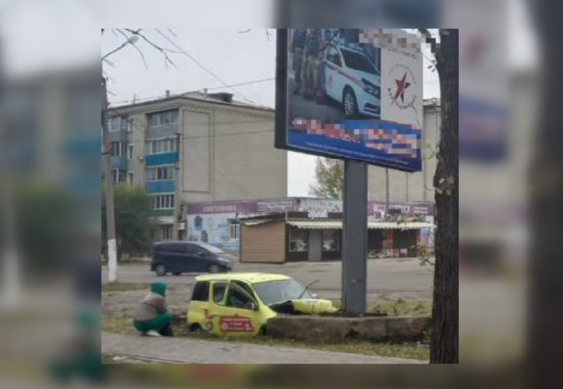 В Белогорске водителю стало плохо за рулём, он врезался в рекламный щит и погиб - 2x2.su