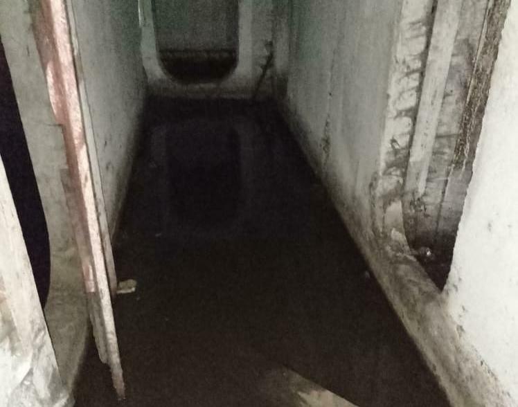 «Дома нечем дышать»: жители Аэропорта жалуются на затопленный нечистотами подвал - 2x2.su