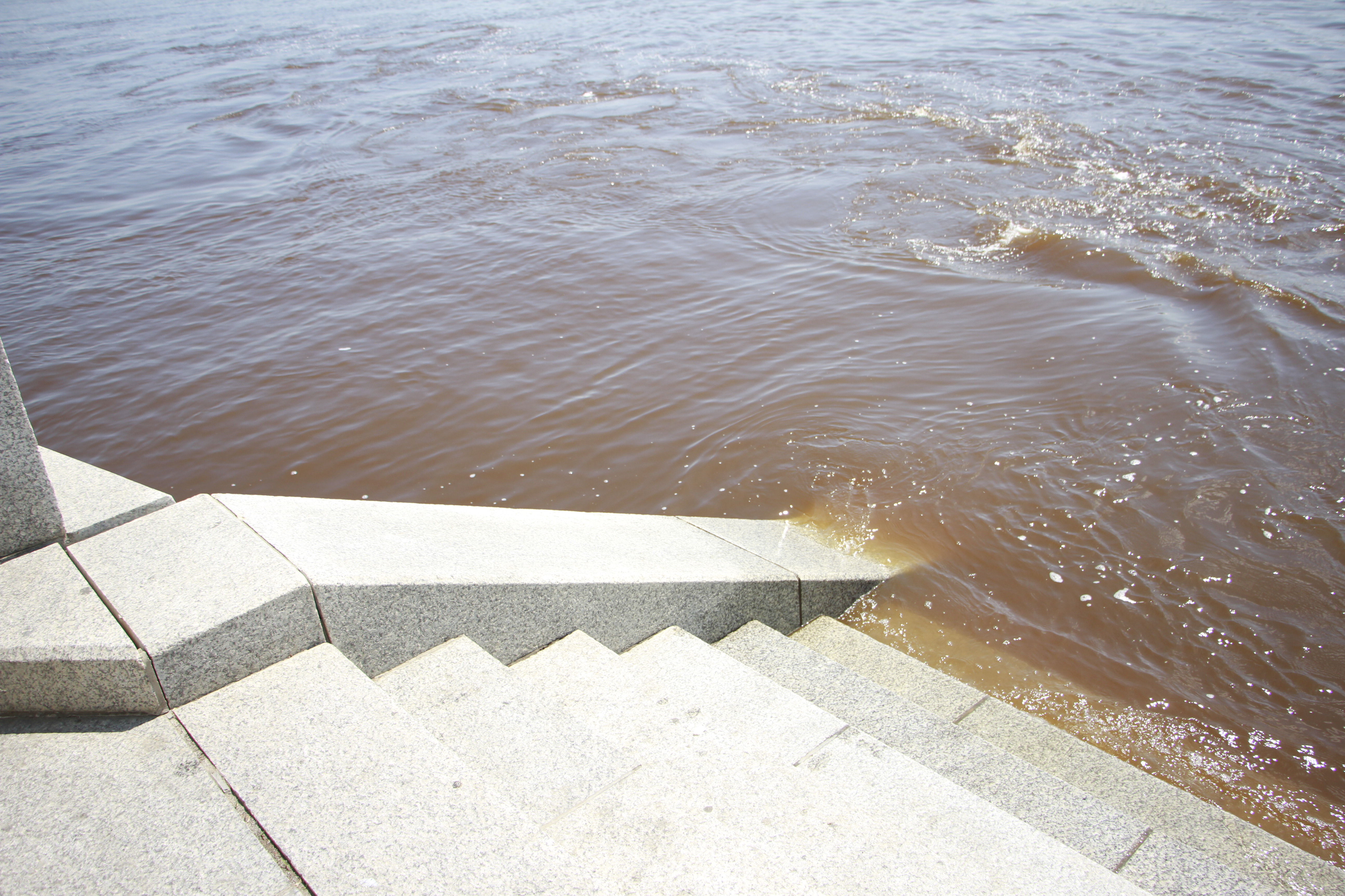 Вода в реке белая поднялась