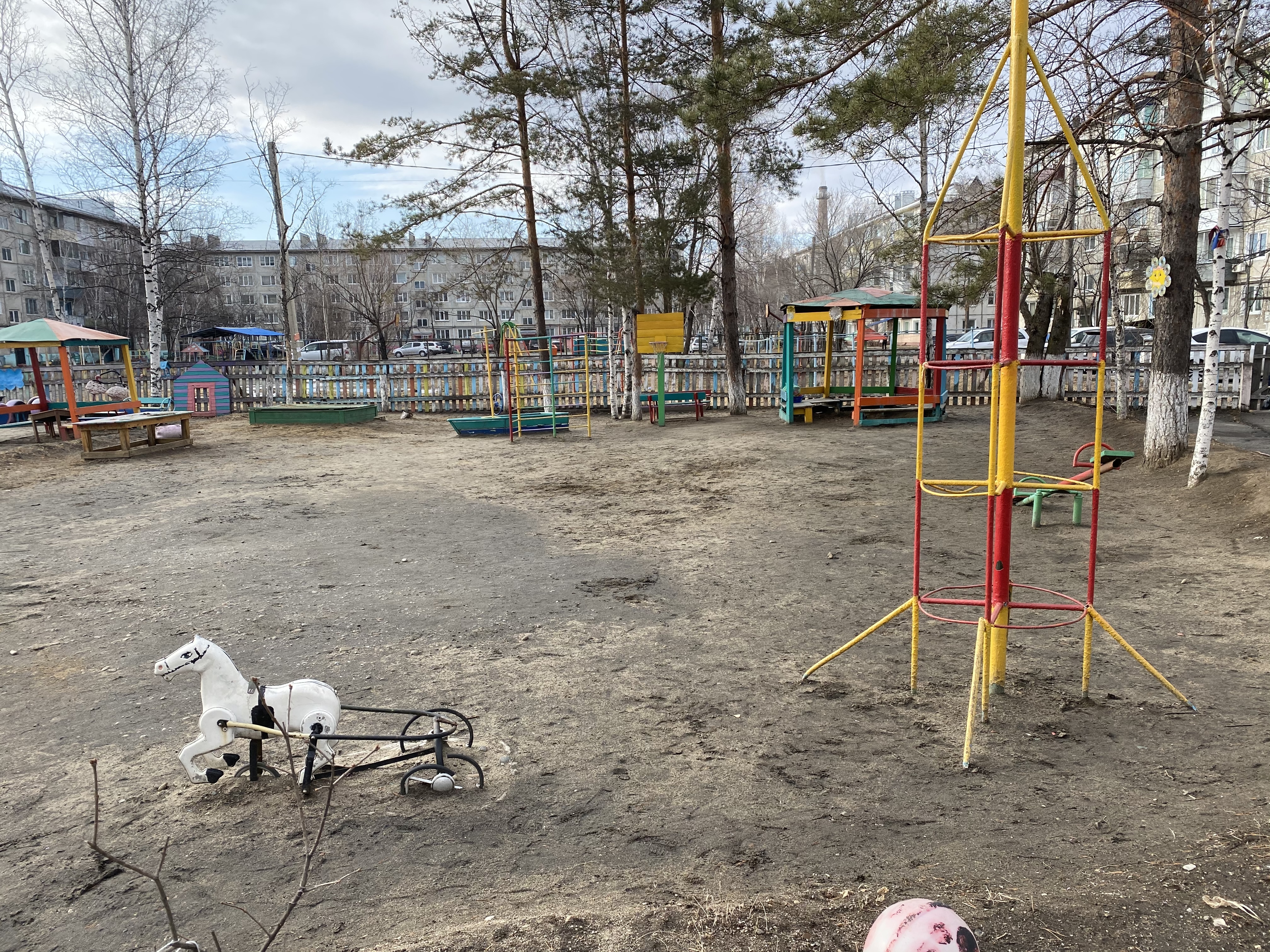 Играют в грязи и спят на раскладушках: проблемы детских садов в Приамурье 