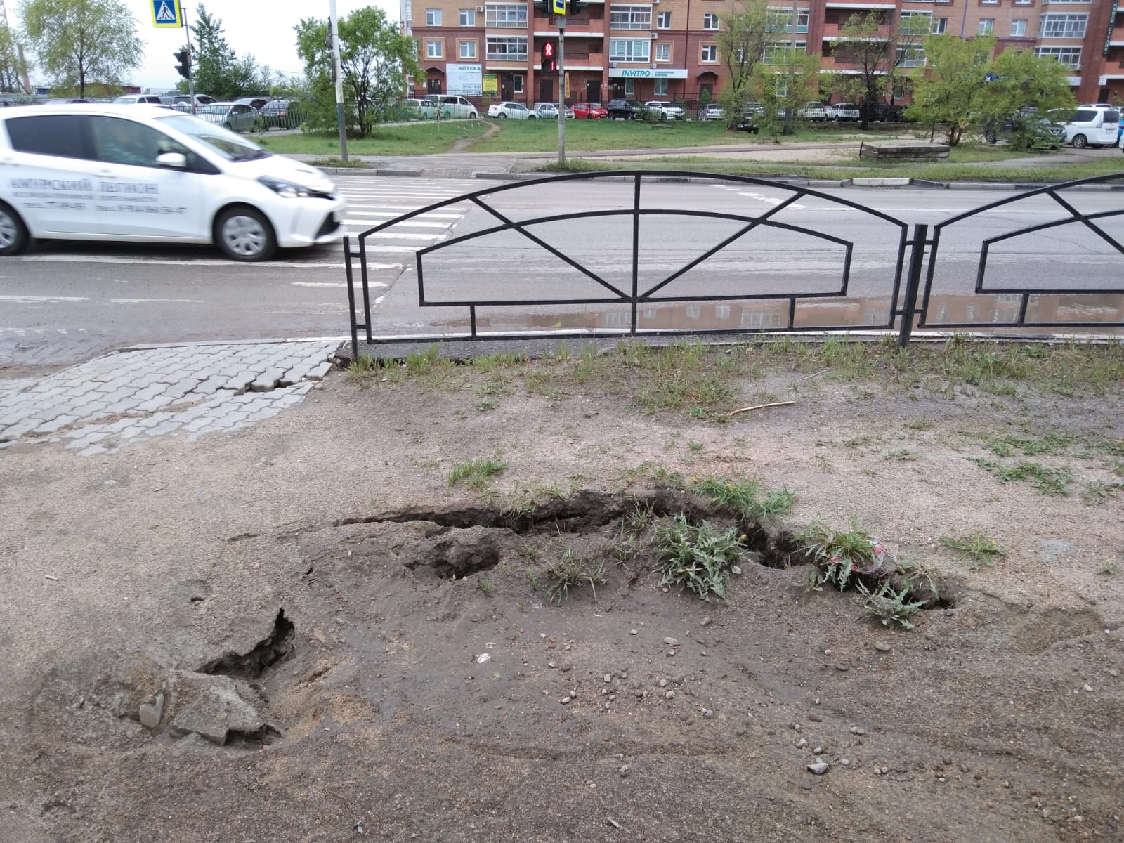 Из-за сильного ливня в Благовещенске просел грунт, а дороги оказались под водой - 2x2.su картинка 5