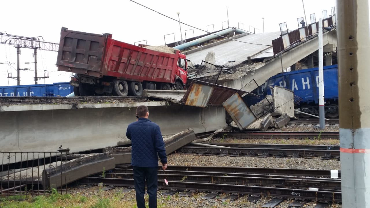 Свободный обрушение. Мост упал на ЖД. Город Свободный крушение моста.