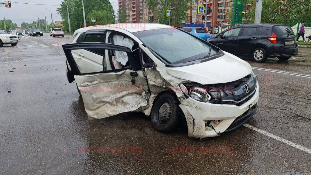 Жесткое ДТП в Благовещенске:  пострадали три человека, в том числе дети - 2x2.su картинка 2