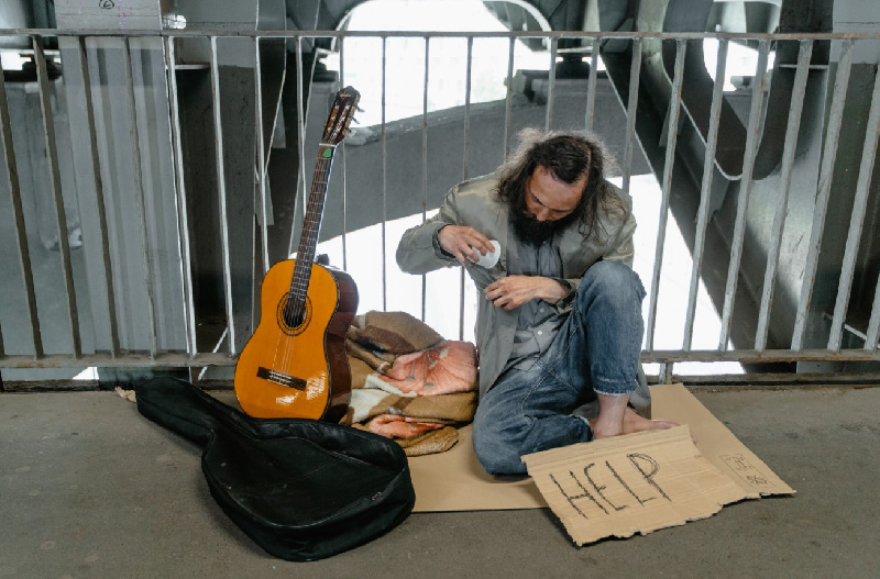 В подъезде живет бомж: что делать и куда звонить? - 2x2.su